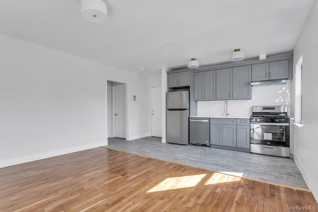 Building Photo - 105 Long Beach Rd