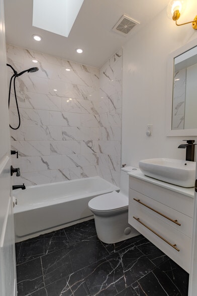 Building Photo - 1828 Hoffman St