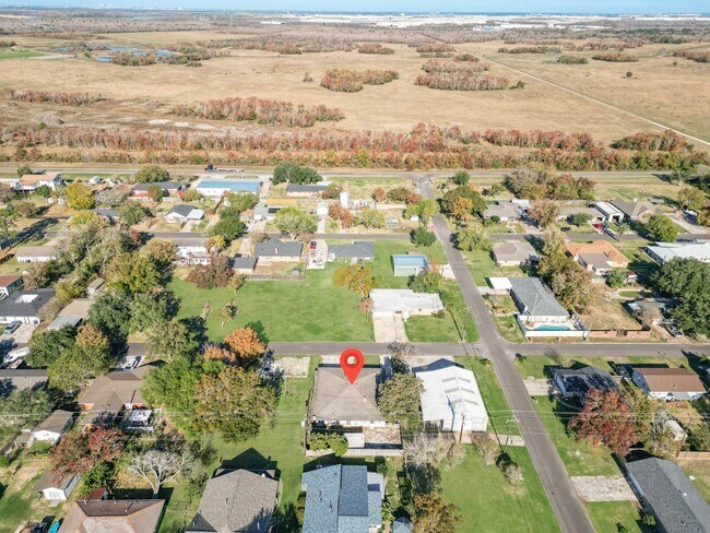 Building Photo - 7918 Bayside Dr