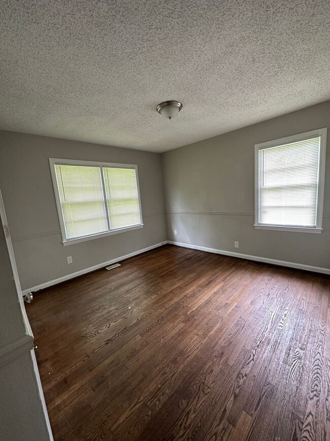 Building Photo - Center Point