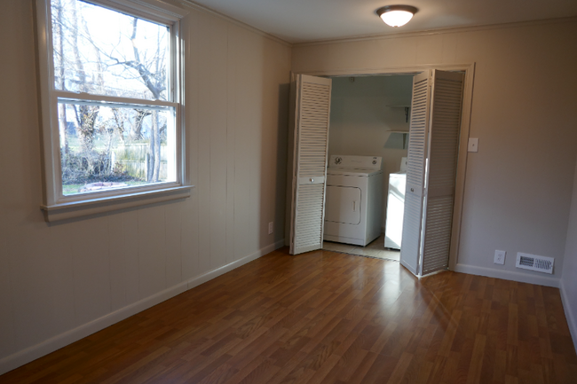 Building Photo - 3945 Greenleaf Ave