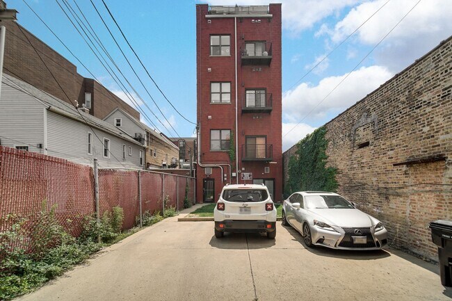 Building Photo - 1552 W Fullerton Ave