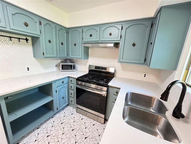 Building Photo - 6004 Woodview Ave