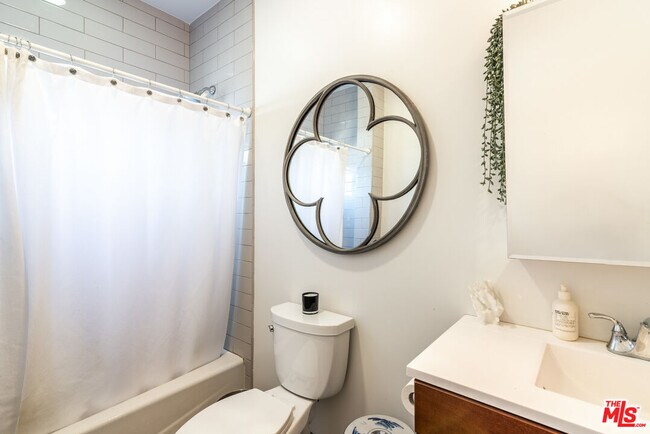 Building Photo - 751 Croft Ave