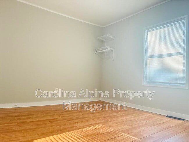 Building Photo - 1106 W Davidson Ave