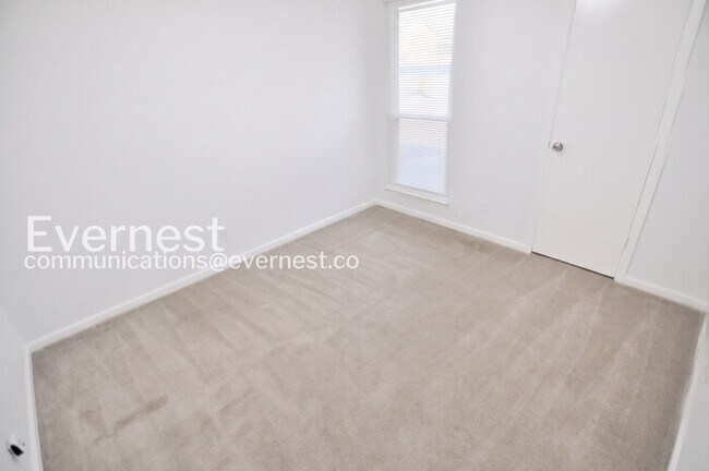 Building Photo - 3 Bed, 2 Bath Home with Fenced Yard & Garage / Pet-Friendly / Coming Soon!