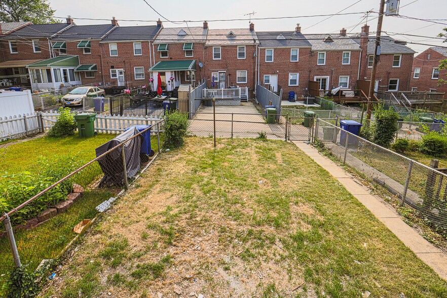 Large backyard - 3825 Rexmere Rd