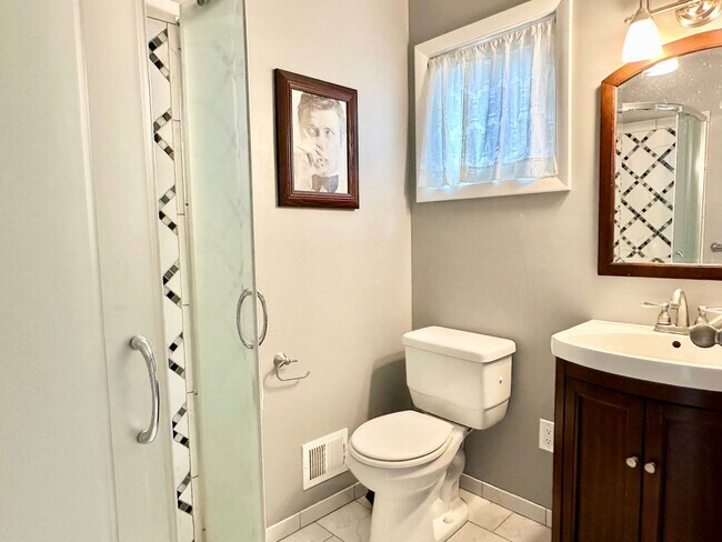 Building Photo - 5 Bedroom 2.5 Bathroom! Parking! Pets Welc...