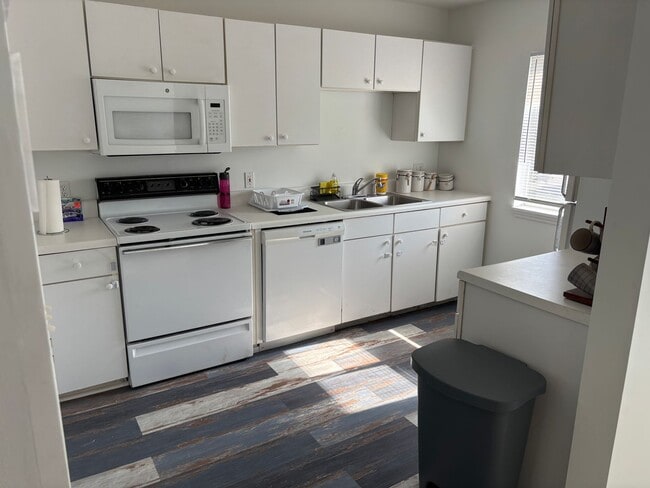 Building Photo - 2 BEDROOM 2 BATH ON 2ND FLOOR AT MYRTLE GR...
