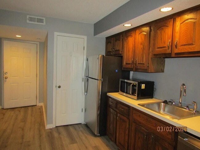 Building Photo - 4812 Pinehurst Cir