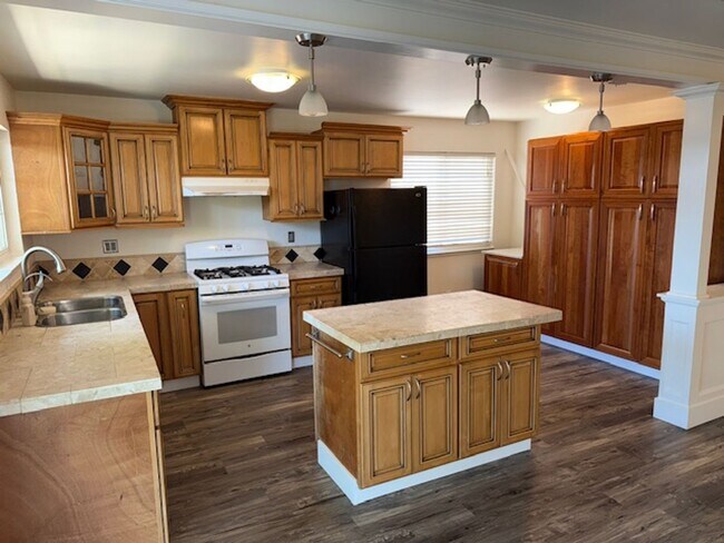 Building Photo - Wonderful 4 bedroom single story with sola...