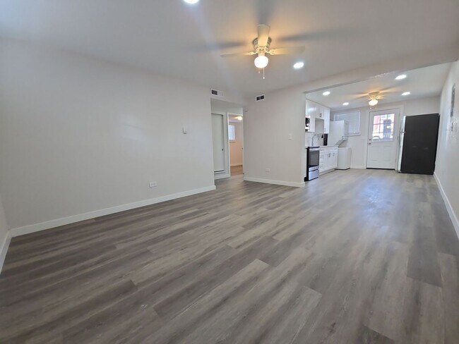 Building Photo - 2 Bed Garden Level Unit Available in Lakewood