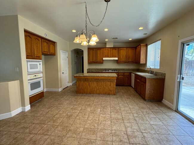 Building Photo - Spacious Stockdale Ranch Home!