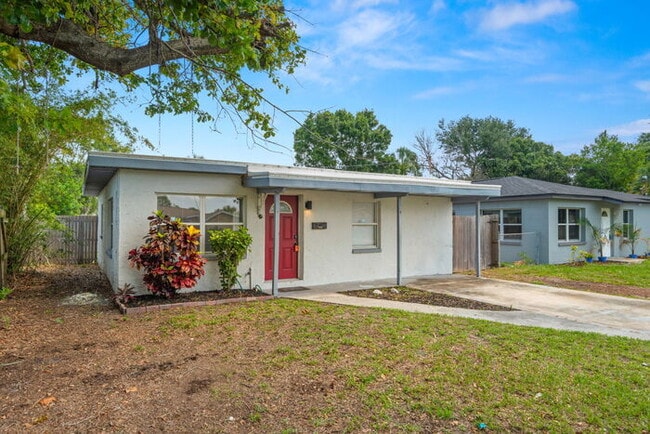 Primary Photo - Home For Rent in St Petersburg!