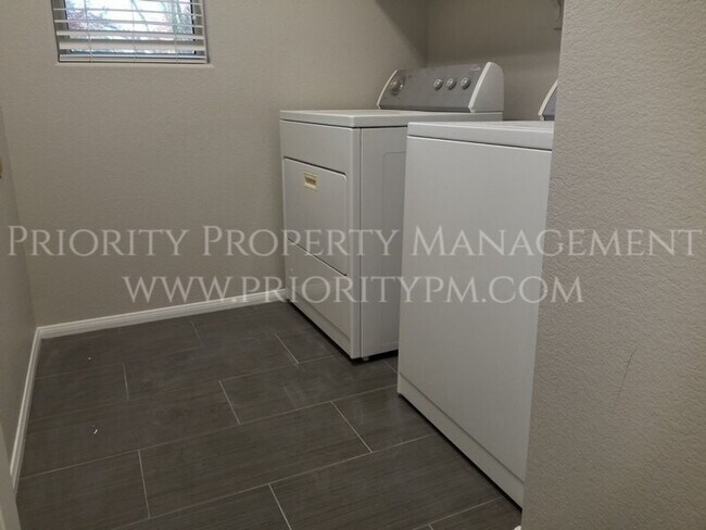 Building Photo - ~~BEAUTIFUL ALIANTE HOME!  3 Bed ~ 1600+ S...
