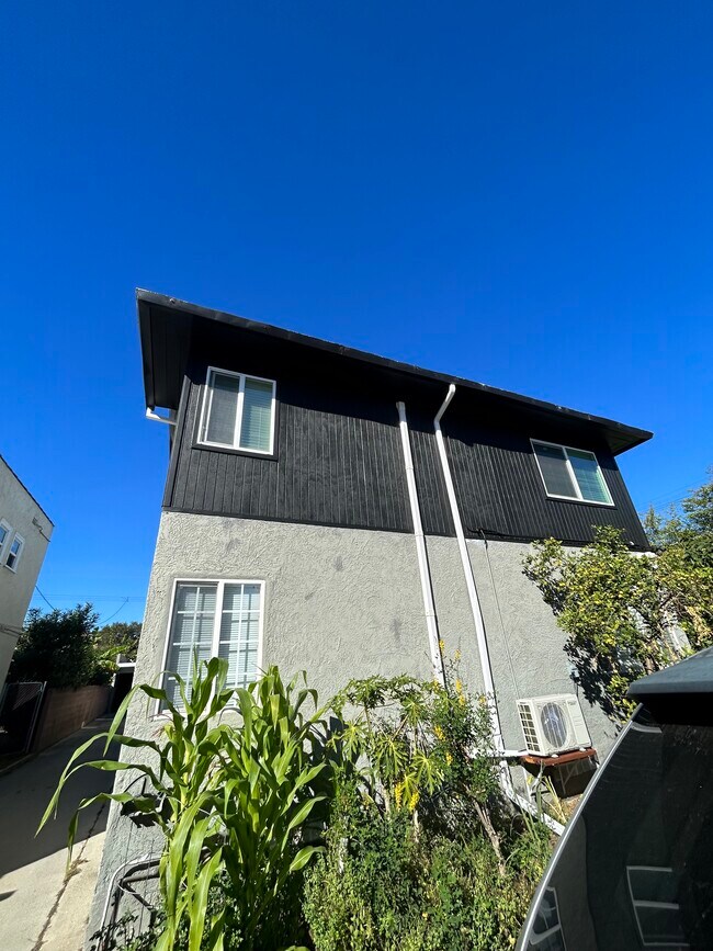 view of outside apartment - 1425 Hauser Blvd