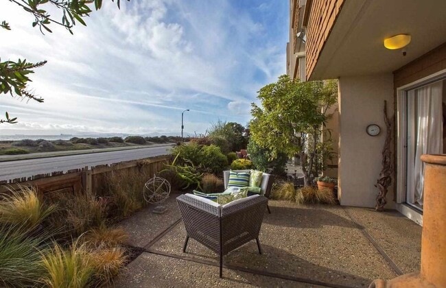 Building Photo - Live by the Bay: Renovated 2 Bed, 2 Bath