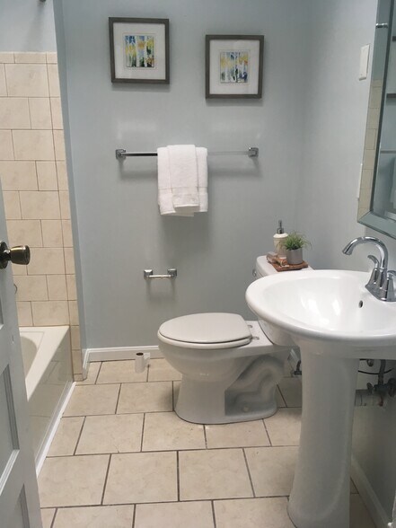 bathroom 1 with bathtub - 825 Kentucky Ave SE