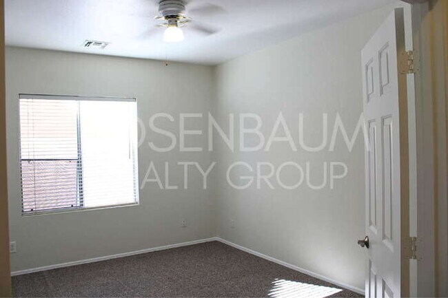 Building Photo - Gorgeous 5-bedrooms, 3-baths home in Super...