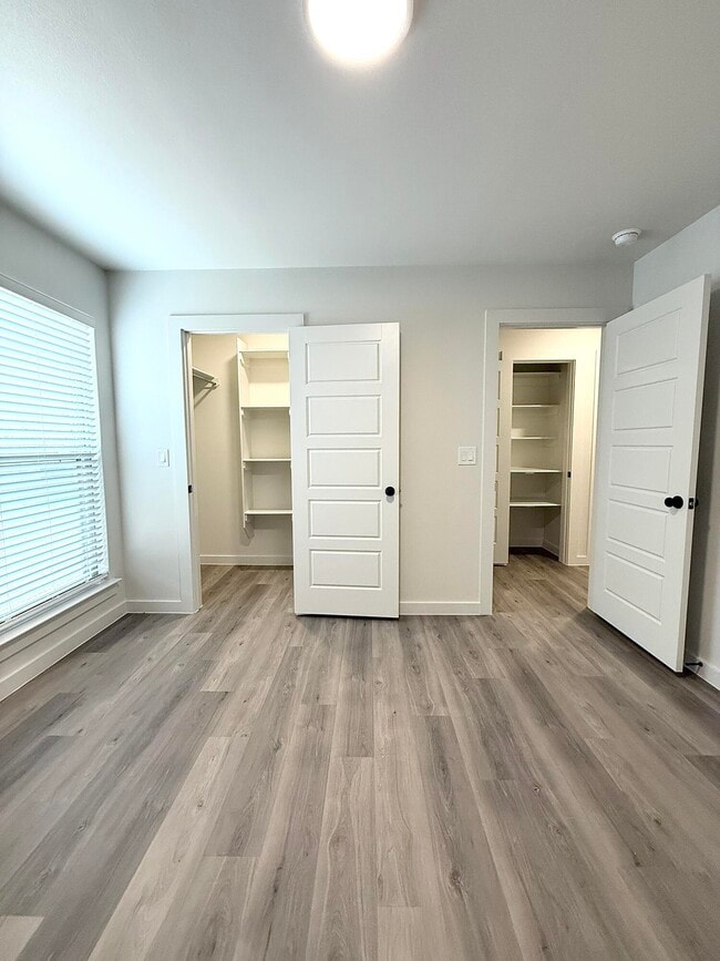 Building Photo - 2501 Kenwood Ave