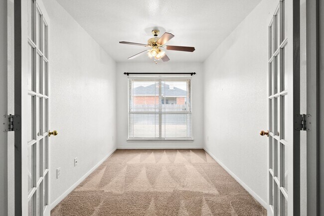 Building Photo - Spacious 4 bedroom home