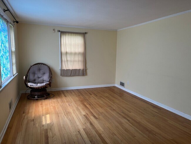 Building Photo - Single-level, 2-beds 1-bath house in New B...