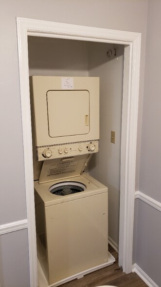 Building Photo - 556 Brookside Ct