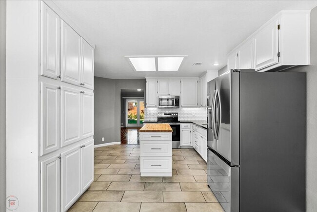 Building Photo - Lovely 3 Bedroom/2 Bath Home Located in Lodi Ca