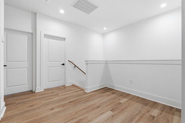 Building Photo - 8805 Parkway Dr