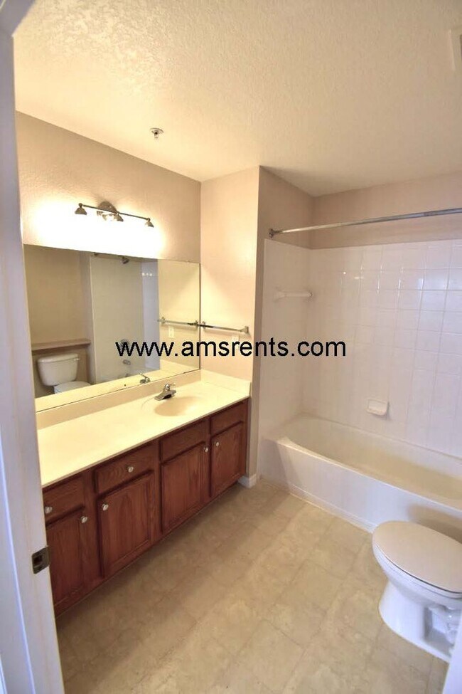 Building Photo - 4 bedroom and 3 bathroom Townhouse