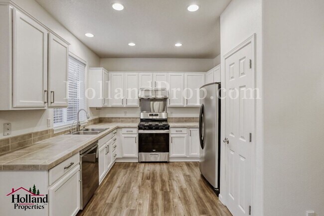 Building Photo - Updated Monthly Rent: $3,000 - Beautiful updated 4 Bedroom home in Beaverton