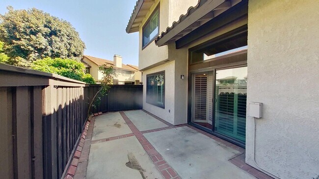 Building Photo - Spacious 2 Bed 2.5 Bath Townhouse in Irvine!