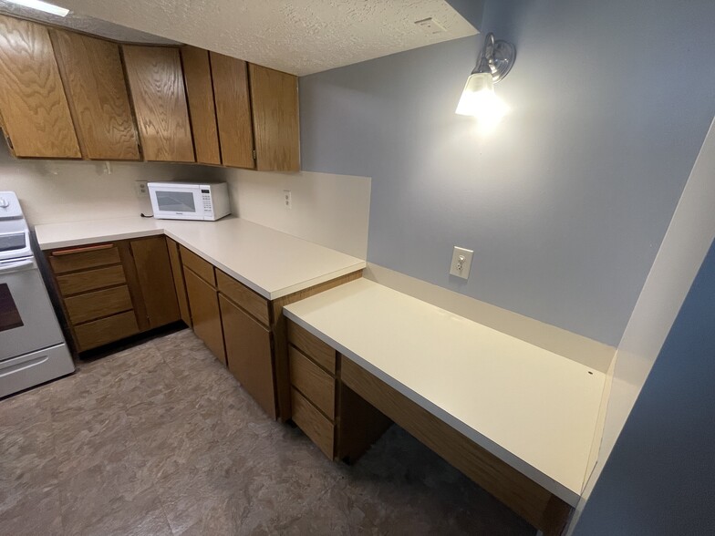 Kitchen / Desk - 3252 Jackson Ave