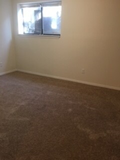 Building Photo - Spacious 3 bedroom Townhome