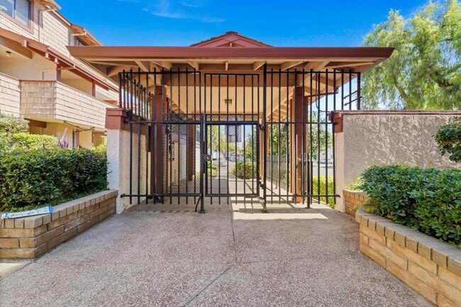 Building Photo - Desirable location! Move-In Ready!