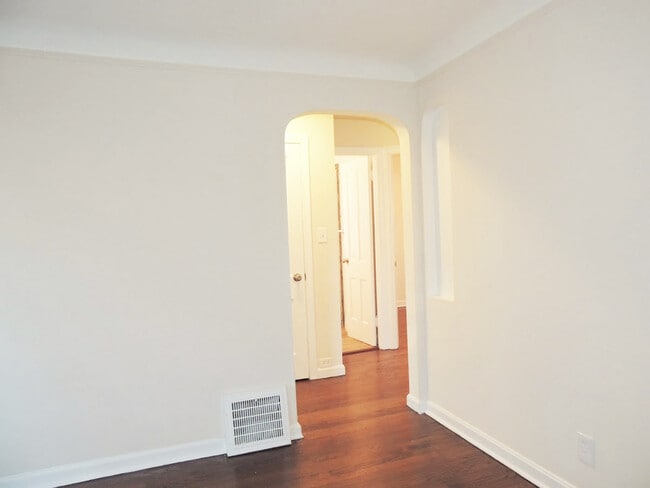 Building Photo - 300 E 246th St