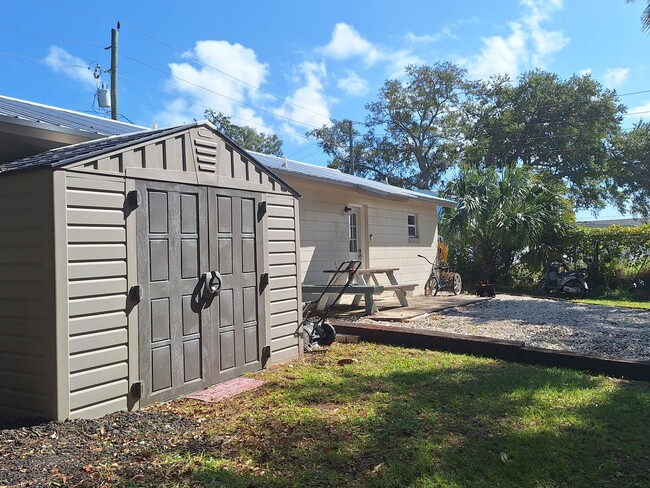 Building Photo - 3BR 2BA EDGEWATER HOME FOR RENT, HALF ACRE...