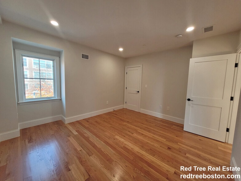 Building Photo - 81 White St