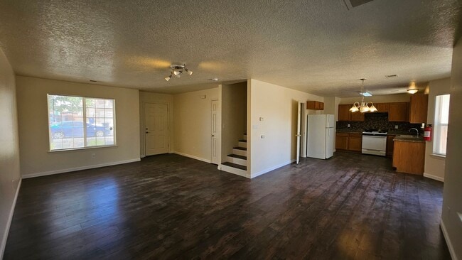 Building Photo - 4 bed 2.5 bath