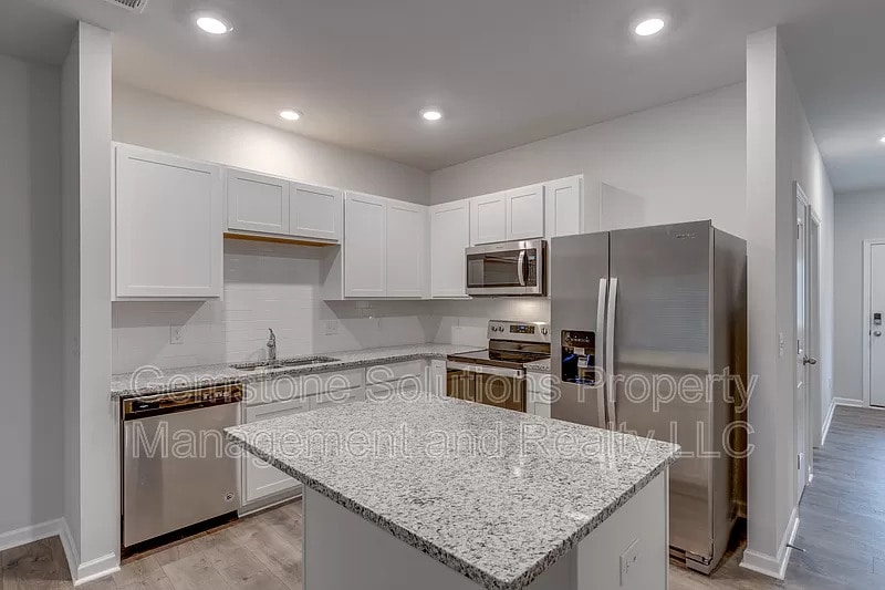 Building Photo - 608 Clifford Heights