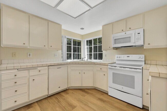 Building Photo - 43852 Vía Palma