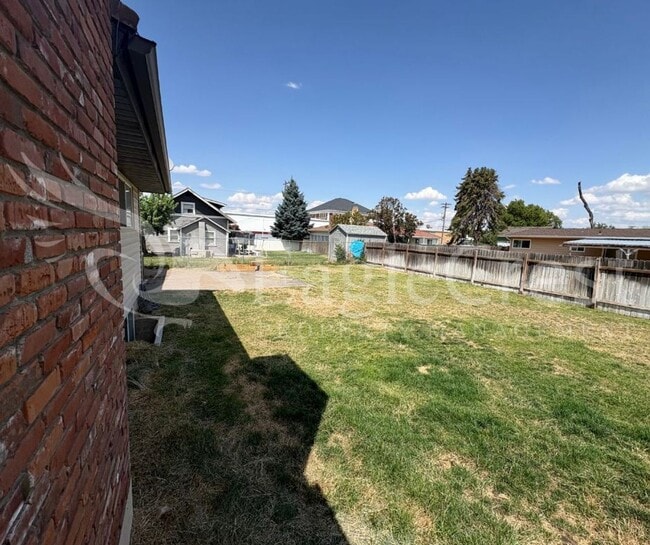 Building Photo - Three Bedroom, Two Bathroom House plus bon...