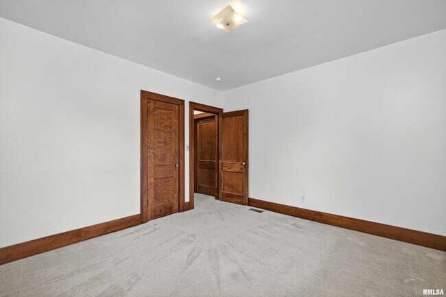 Building Photo - 318 W Columbia Ave