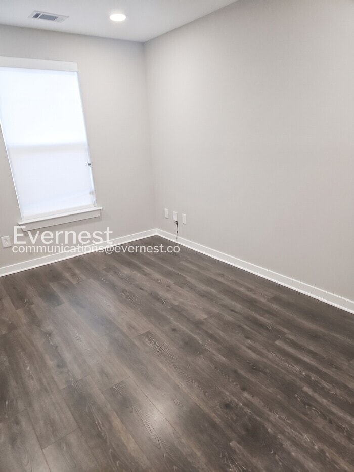 Building Photo - 302 Jeffries Wy