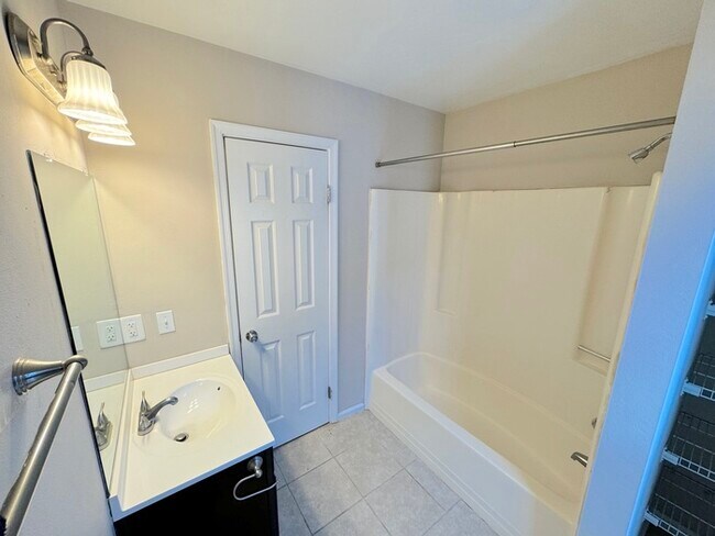 Building Photo - SPACIOUS 2 BEDROOM/1.5 BATH HOME IN PORTSMOUTH