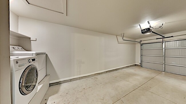 Building Photo - 2 Bedrooms, 1 Bathroom 1 Car Garage Close ...