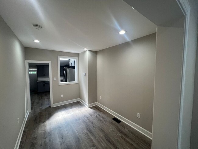 Building Photo - Completely Remodeled 2 Bed 1 Bath