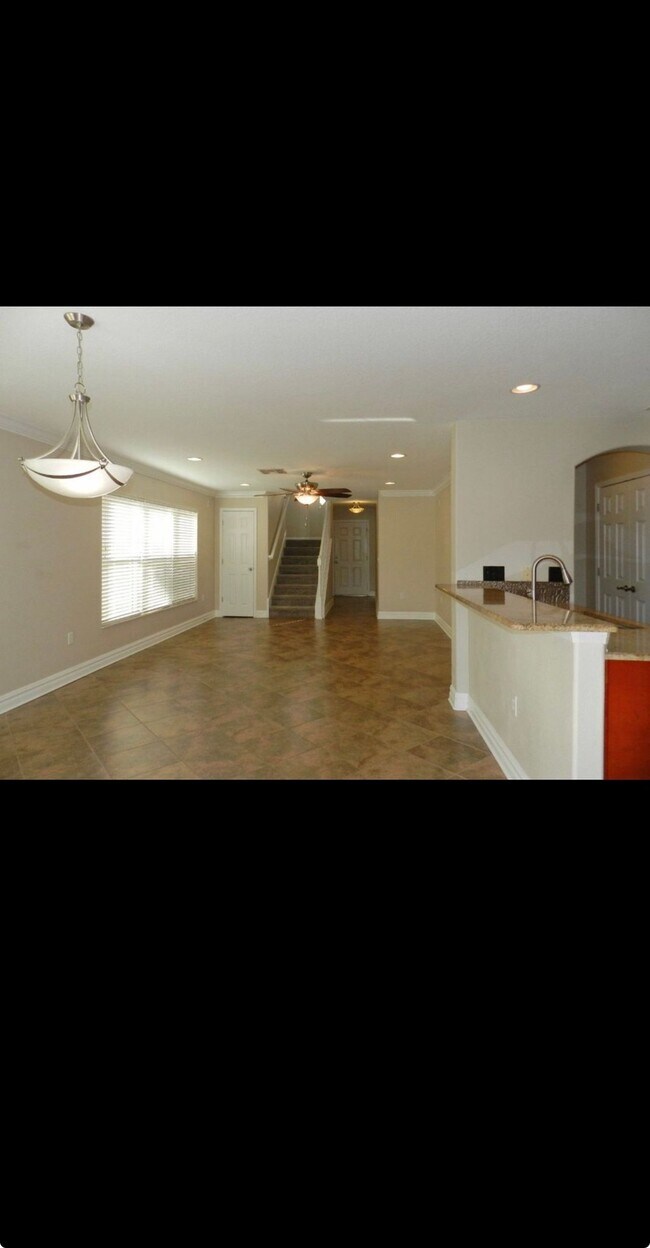 Building Photo - 10837 Kensington Park Ave