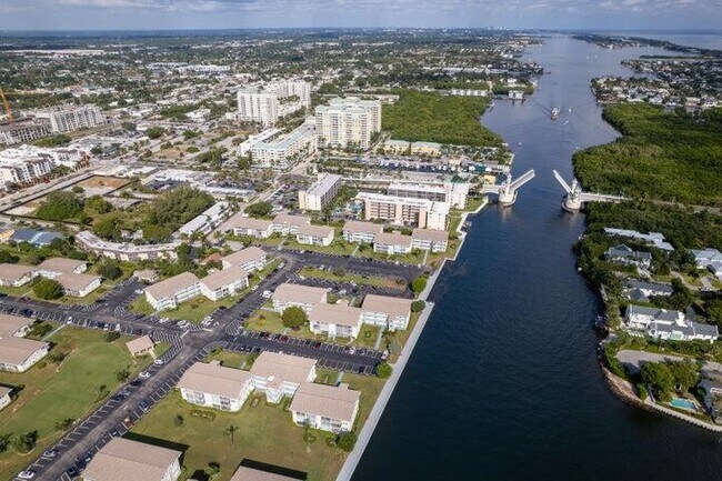 Building Photo - 340 Horizon W