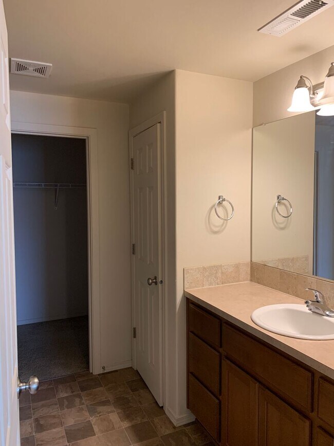 Building Photo - *** FIRST FULL MONTH'S RENT FREE***BEAUTIF...